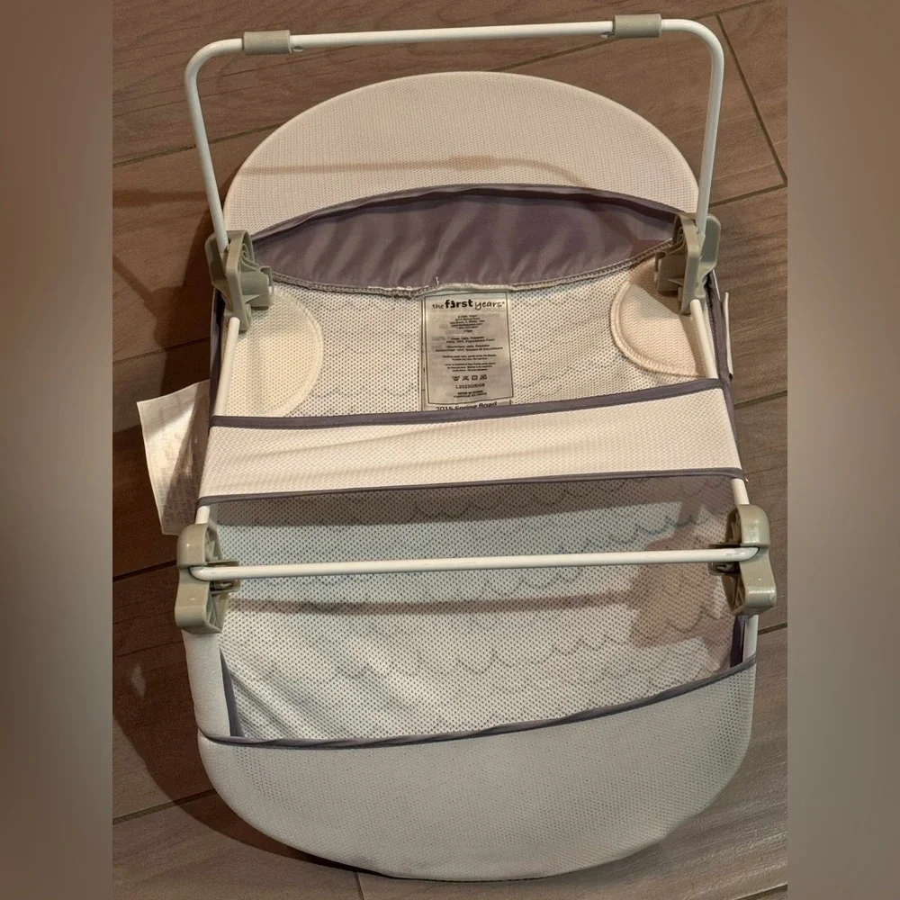 Gray and White infant bath bed